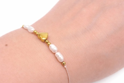 bransoletka-z-perlami-i-zlotym-sercem