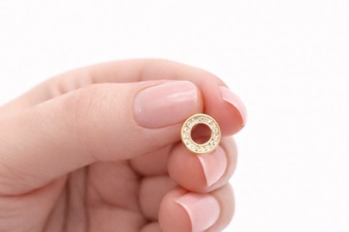 Srebrne okrągłe pozłacane kolczyki pr. 925 z białymi cyrkoniami srebrne-okragle-pozlacane-kolczyki-pr-925-z-bialymi-cyrkoniami