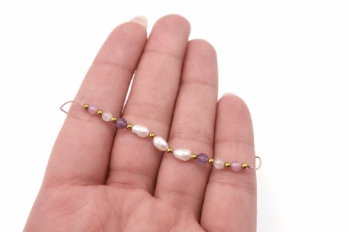 bransoletka-z-perlami-i-fioletowymi-kamieniami