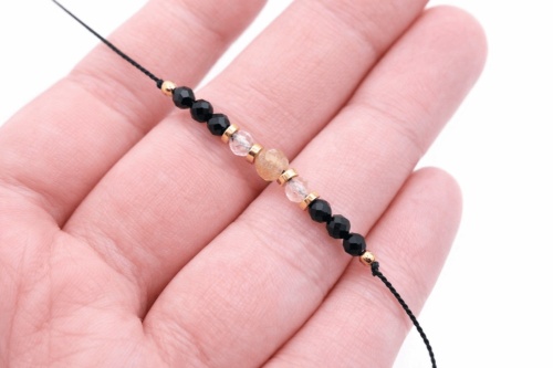 bransoletka-z-czarnymi-kamieniami-i-zlotymi-akcentami