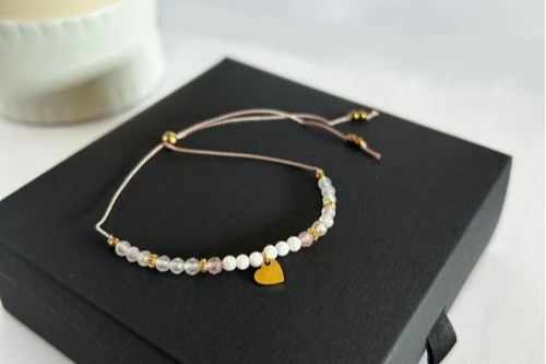 elegancka-bransoletka-z-kamieni-naturalnych