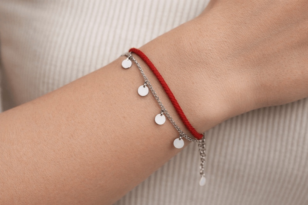 srebrna-bransoletka-pr-925-z-czerwonym-sznurkiem-i-koleczkami-na-lancuszku-elegancja-z-nuta-koloru