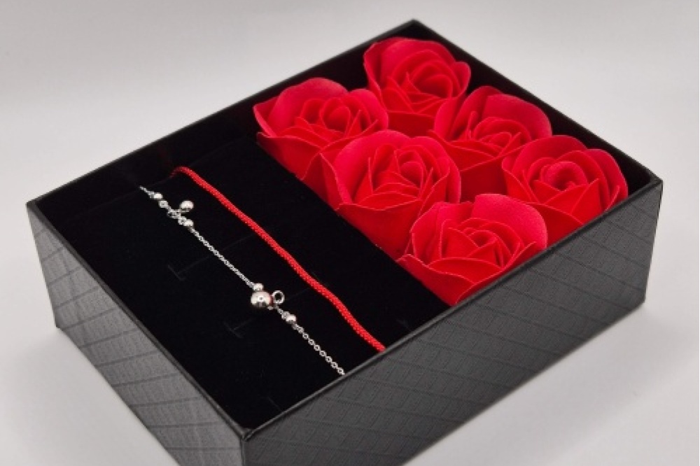 srebrna-pr-925-bransoletka-z-czerwonym-sznurkiem-kuleczki