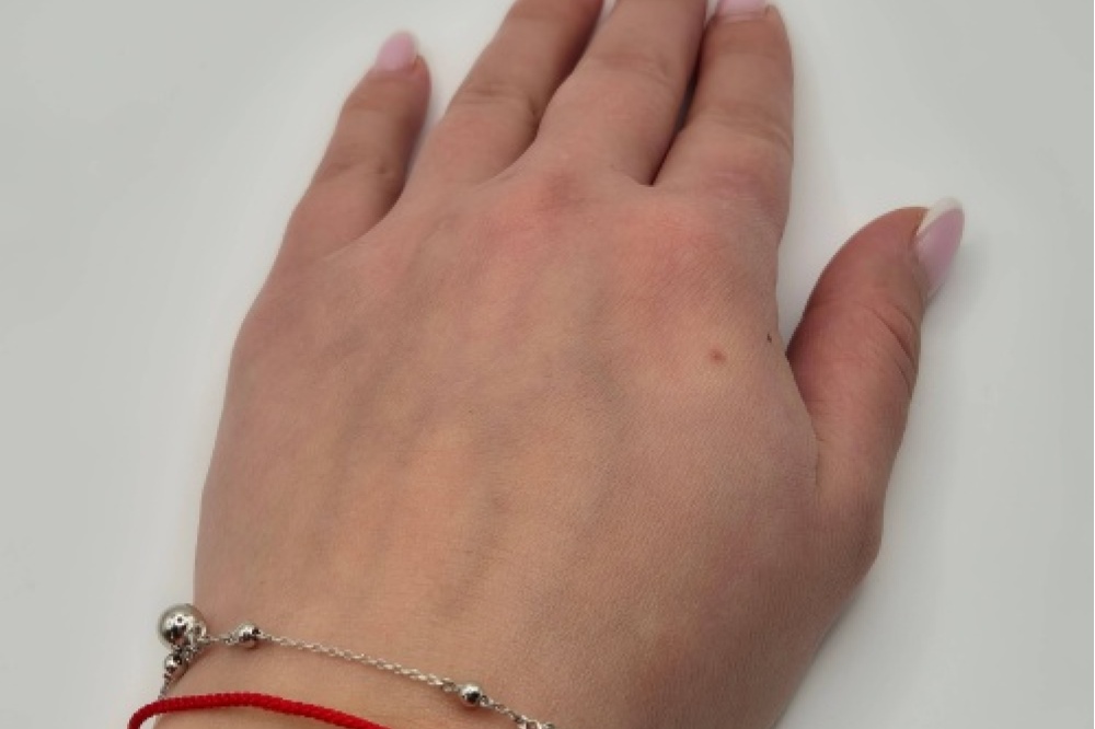 srebrna-pr-925-bransoletka-z-czerwonym-sznurkiem-kuleczki