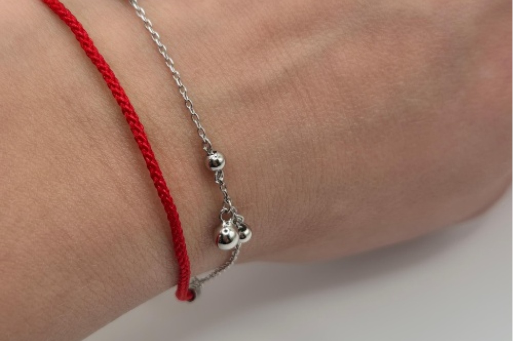 srebrna-pr-925-bransoletka-z-czerwonym-sznurkiem-kuleczki