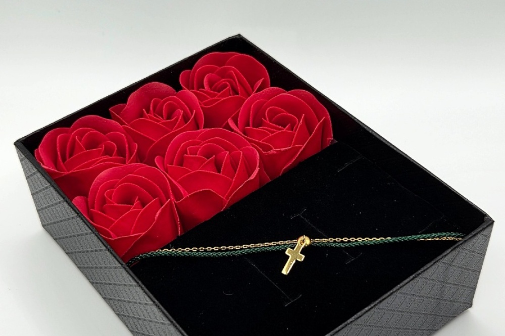 box_roses_cross_4x3_1600_webready