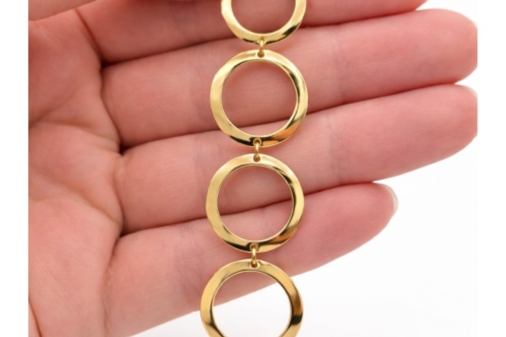 bracelet_chain_hand_4x3_horizontal_nocrop