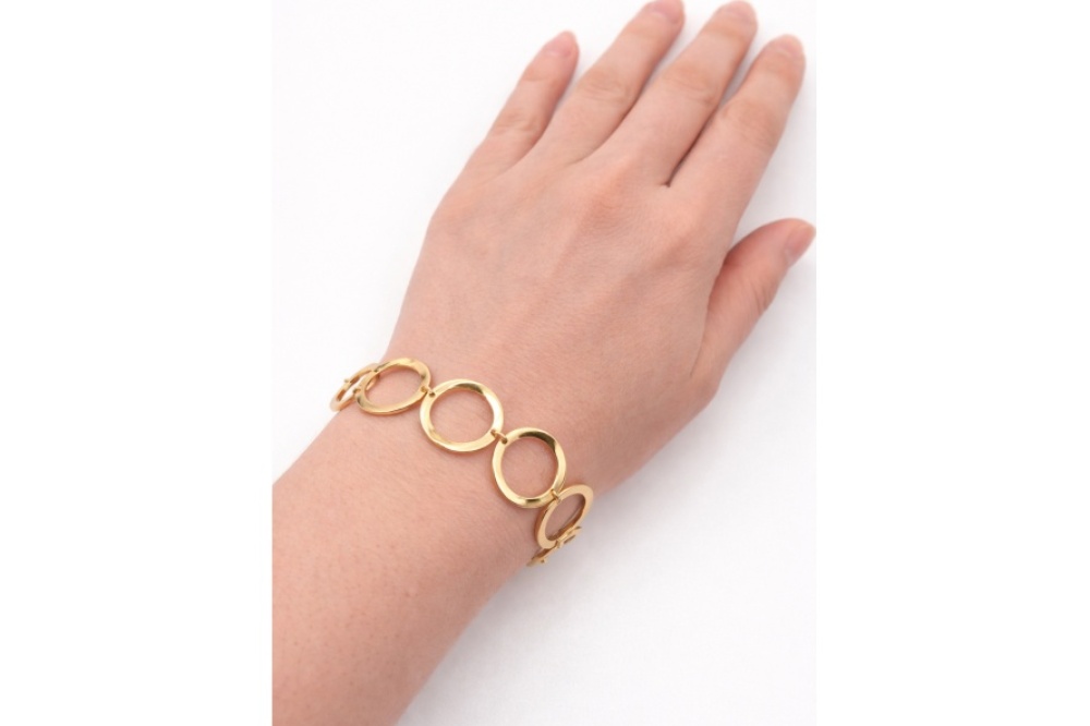 bracelet_chain_hand_4x3_horizontal_nocrop_1