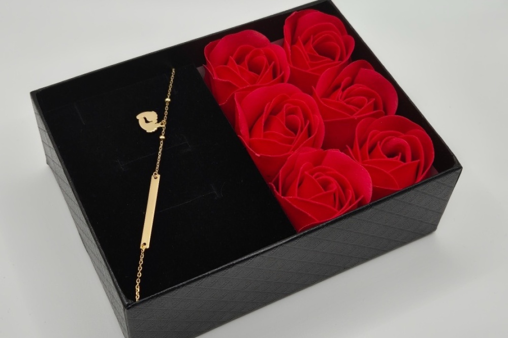 bracelet_gold_roses_black_box_4x3_ready
