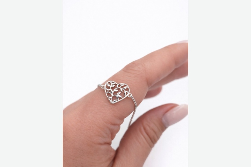 bracelet_heart_silver_4x3_1600_webready_9c3728a4089d4e1a9402aa0b383ce7bc