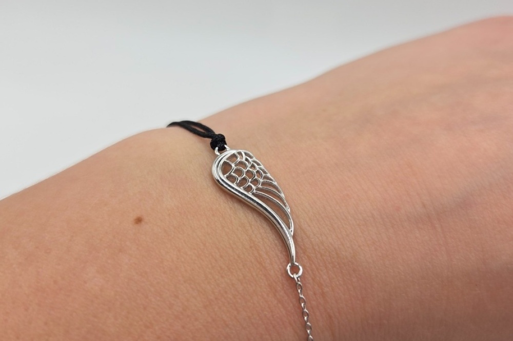 bracelet_optimized_4x3_white_1600px