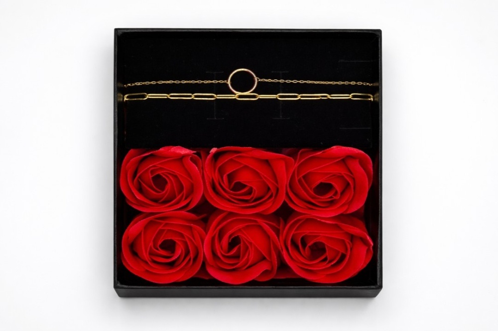 bransoletka-lancuszek-z-koleczkiem-w-pudelku-z-rozami