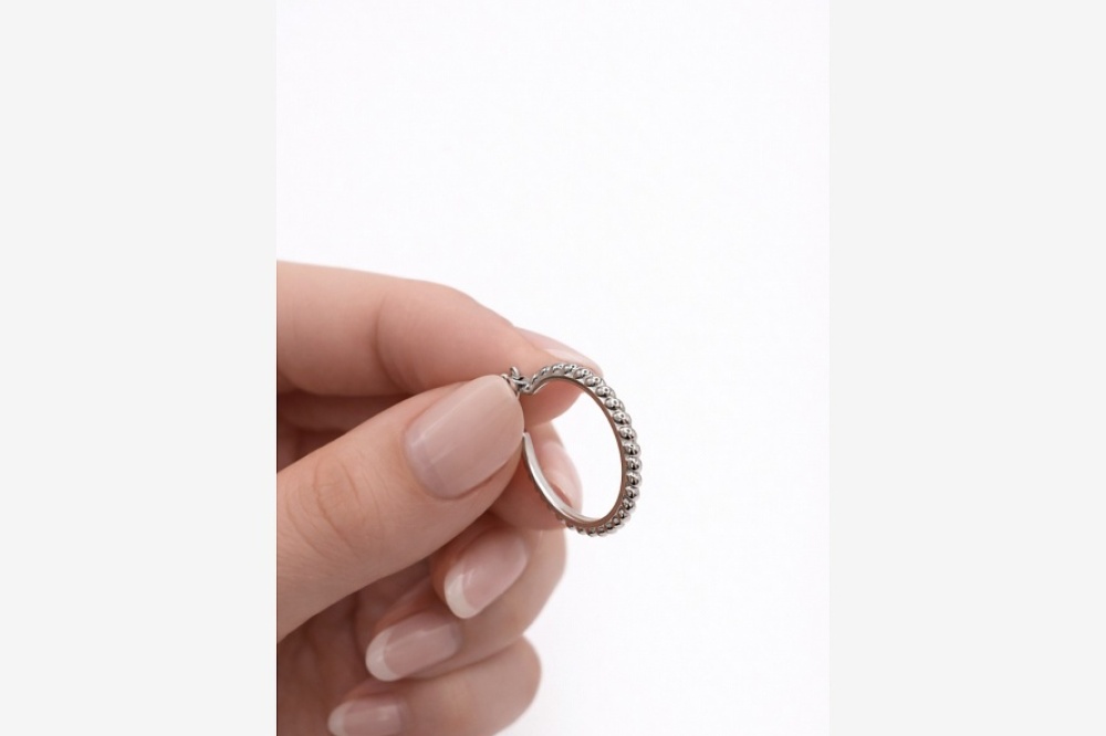 earring_hoop_silver_detail_4x3_1600_webready_5f70d423619646ad937c781f663fbb9d