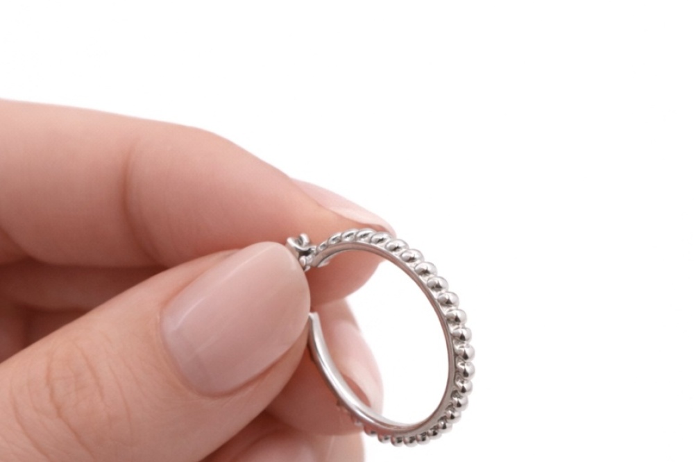 earring_hoop_silver_detail_4x3_1600_webready_v2