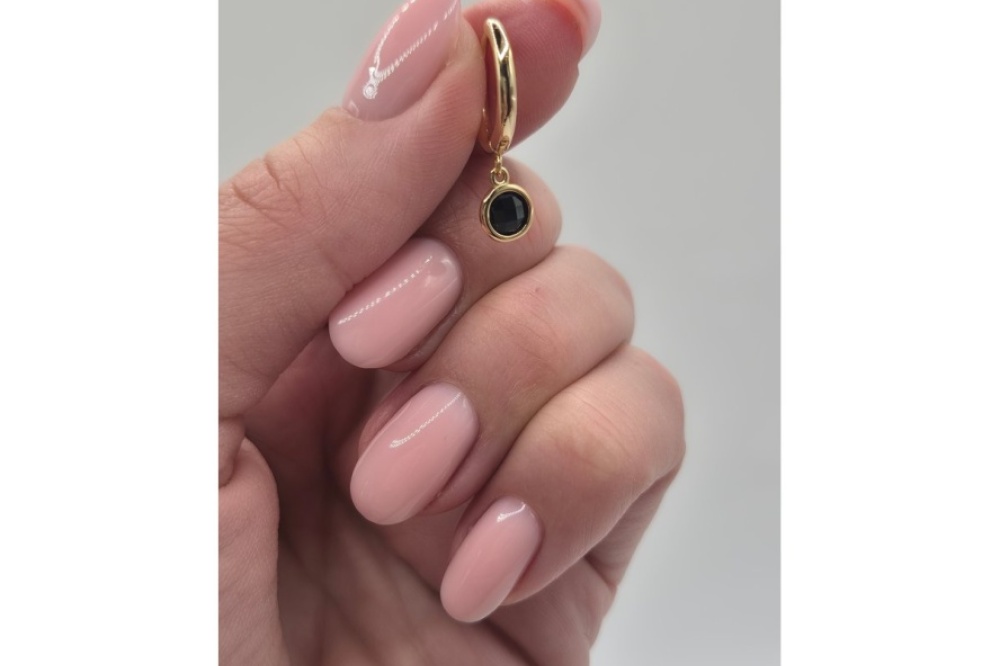 gold_earring_closeup_4x3_web_nocrop_2