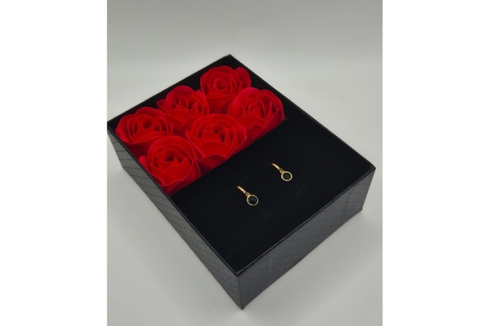 gold_earrings_black_roses_box_4x3_web_nocrop