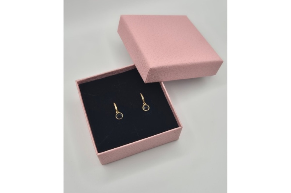 gold_earrings_pink_box_4x3_web_nocrop