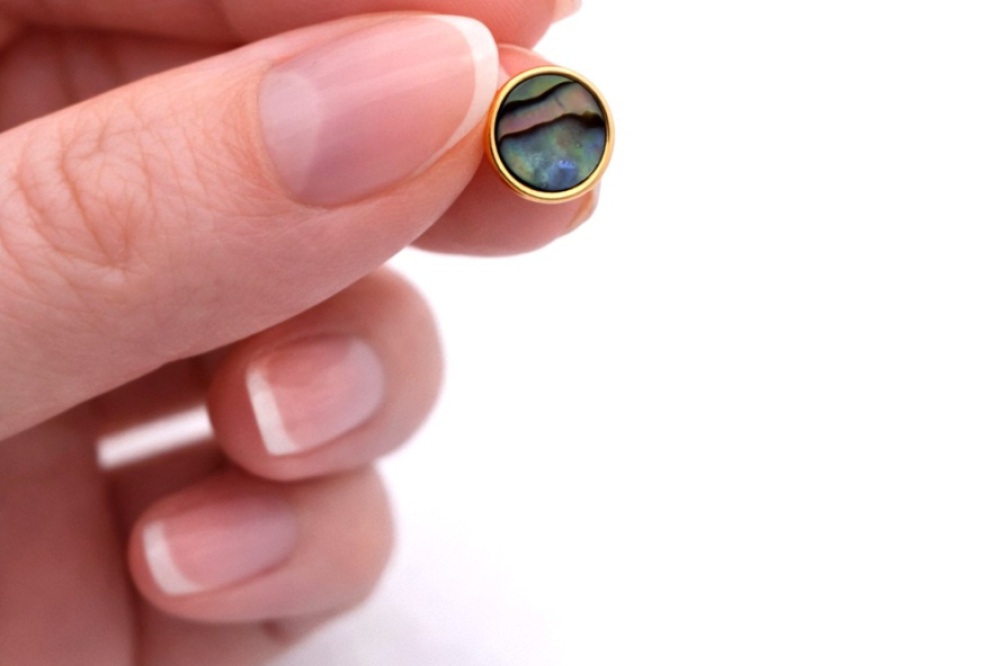 hand_opal_closeup_1600x1200_optimized_1