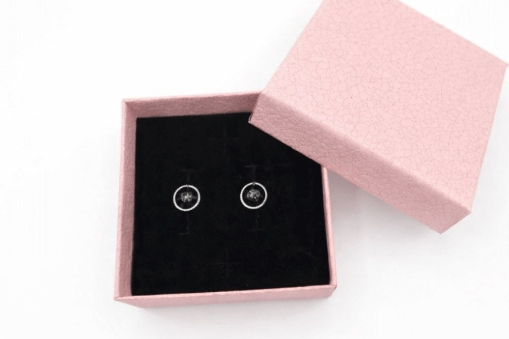 kolczyki-czarny-onyks-srebrne-w-dloni_127245119