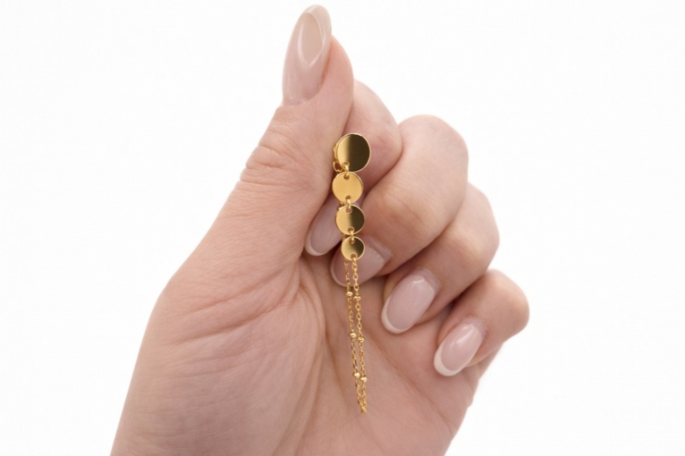 kolczyki-lancuszek-z-kulkami-w-dloni