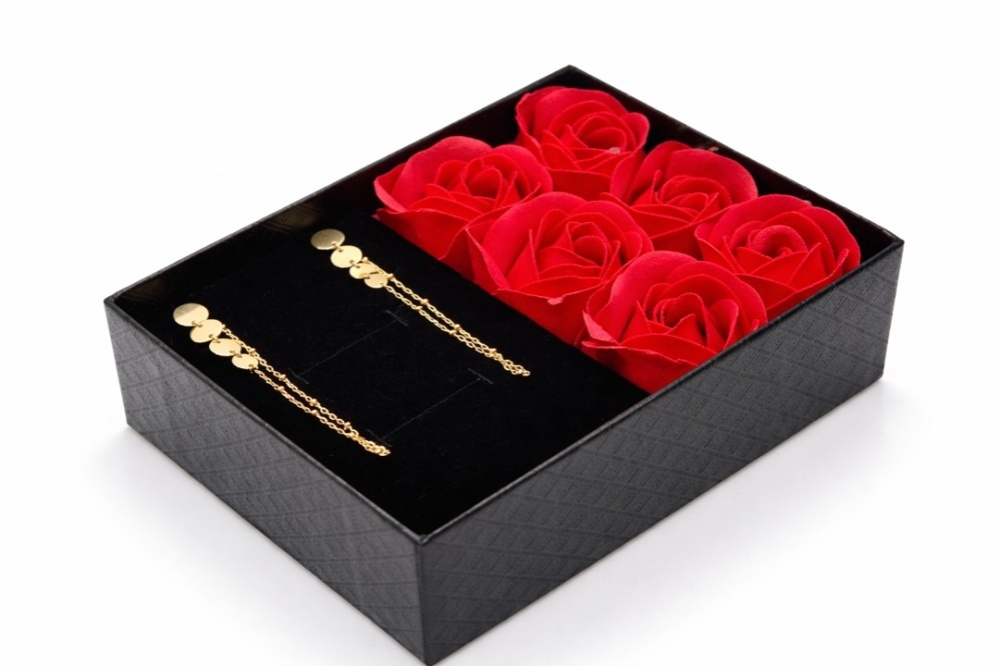 kolczyki-lancuszek-z-kulkami-w-pudelku-z-rozami