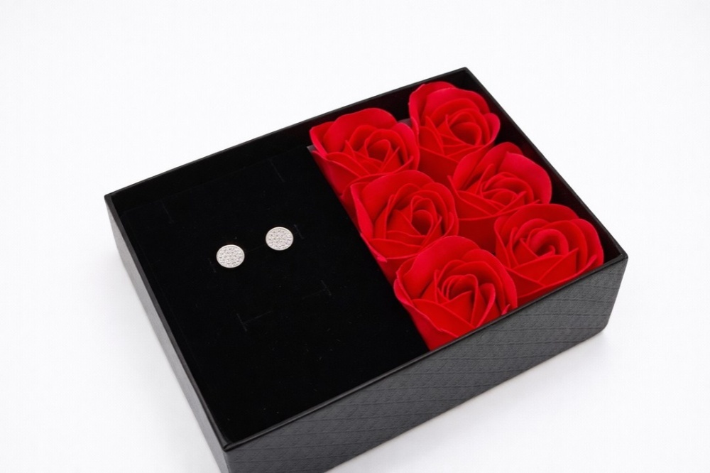 kolczyki-okragle-z-rozowymi-cyrkoniami-w-pudelku