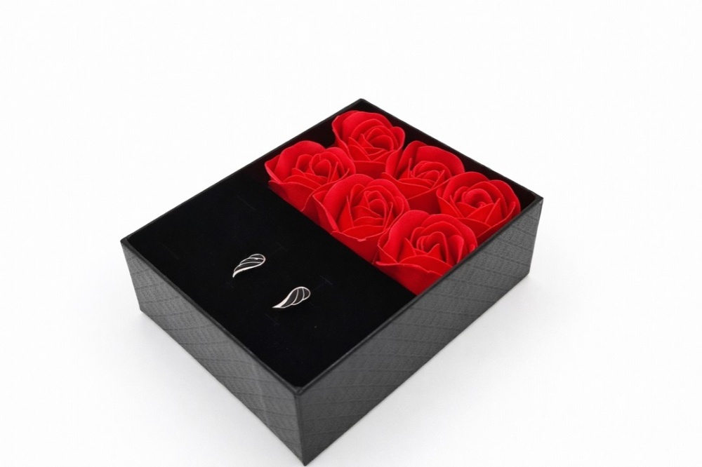 kolczyki-skrzydla-srebrne-w-pudelku-z-rozami