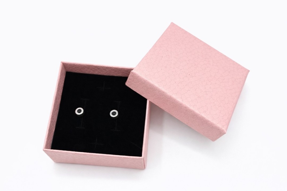 kolczyki-srebrne-w-pudelku