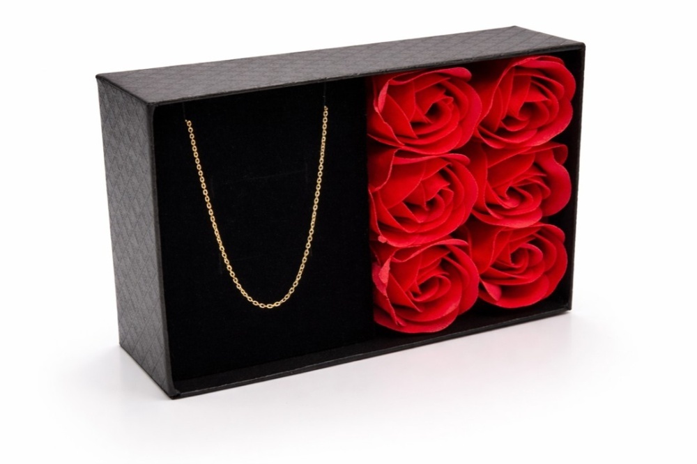 lancuszek-pozlacany-w-pudelku-z-rozami