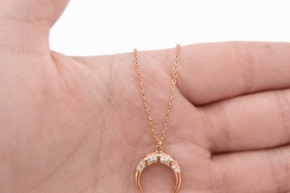 naszyjnik-ksiezyc-na-dloni