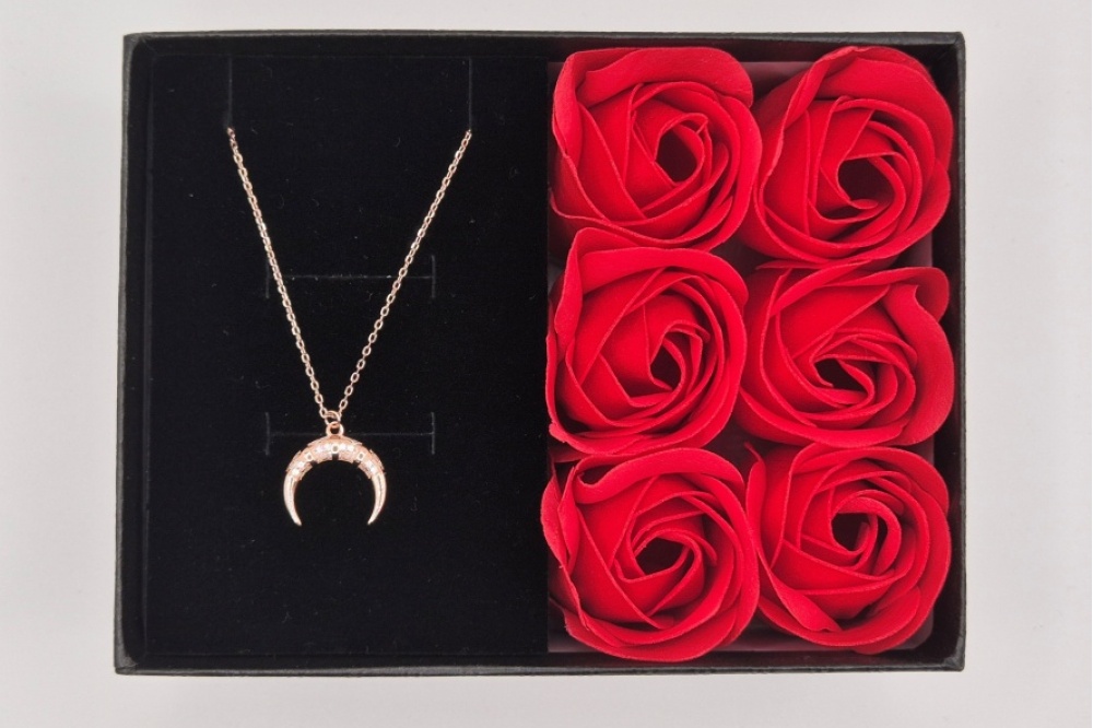naszyjnik-ksiezyc-w-pudelku-z-rozami