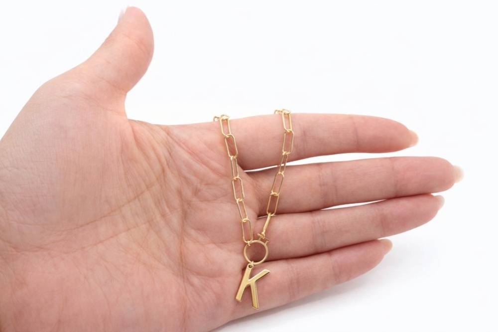 naszyjnik-literka-k-na-dloni