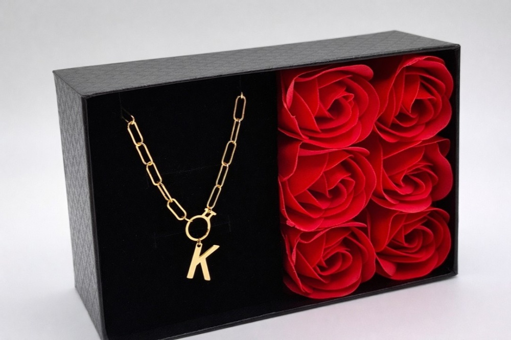 naszyjnik-literka-k-w-pudelku-z-rozami