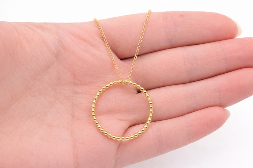 naszyjnik-z-kolkiem-z-kuleczek-na-dloni