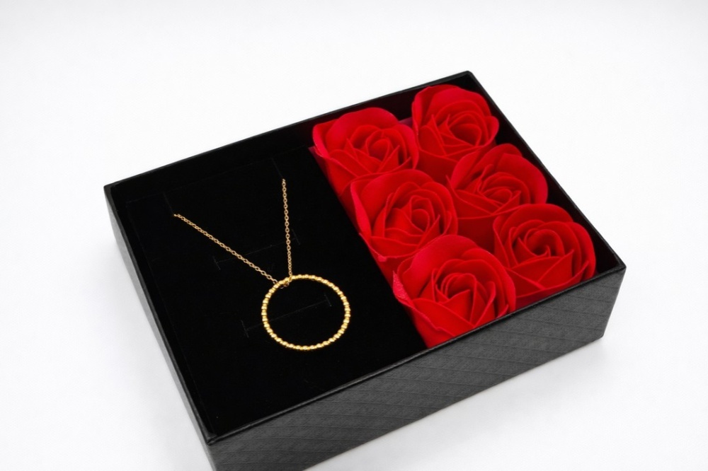 naszyjnik-z-kolkiem-z-kuleczek-w-pudelku-z-rozami