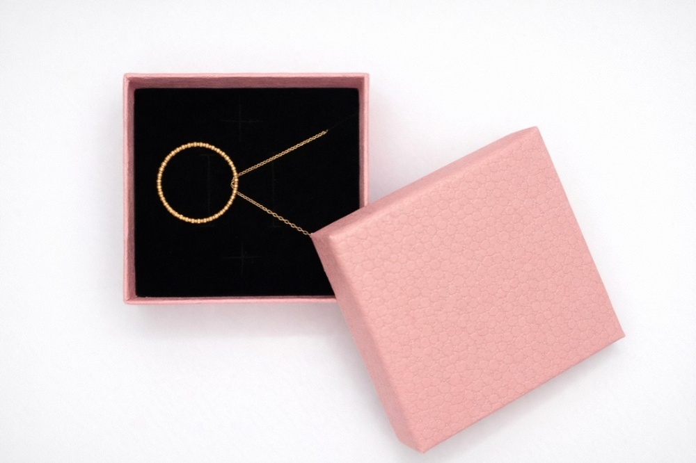 naszyjnik-z-kolkiem-z-kuleczek-w-pudelku