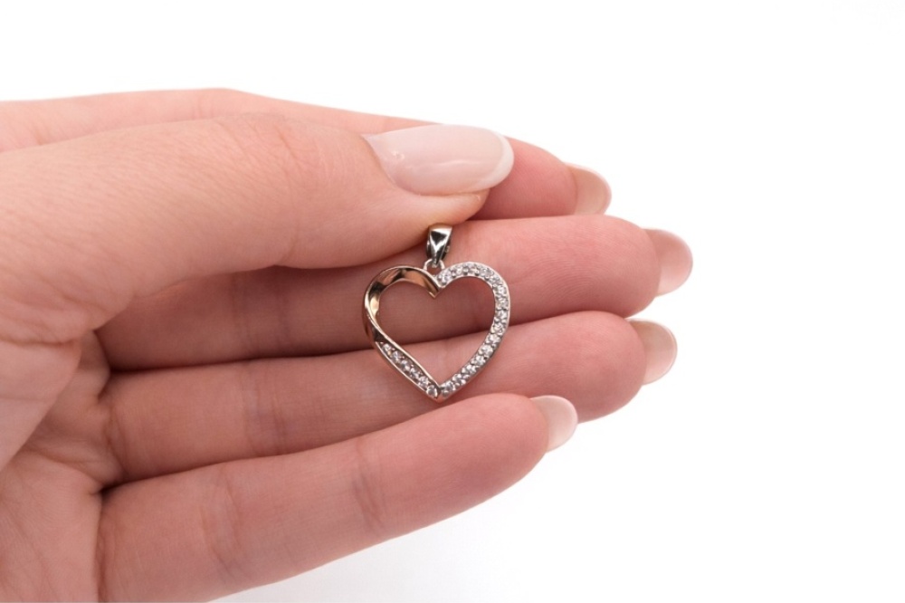 naszyjnik_serce_dlon_det_1600x1200