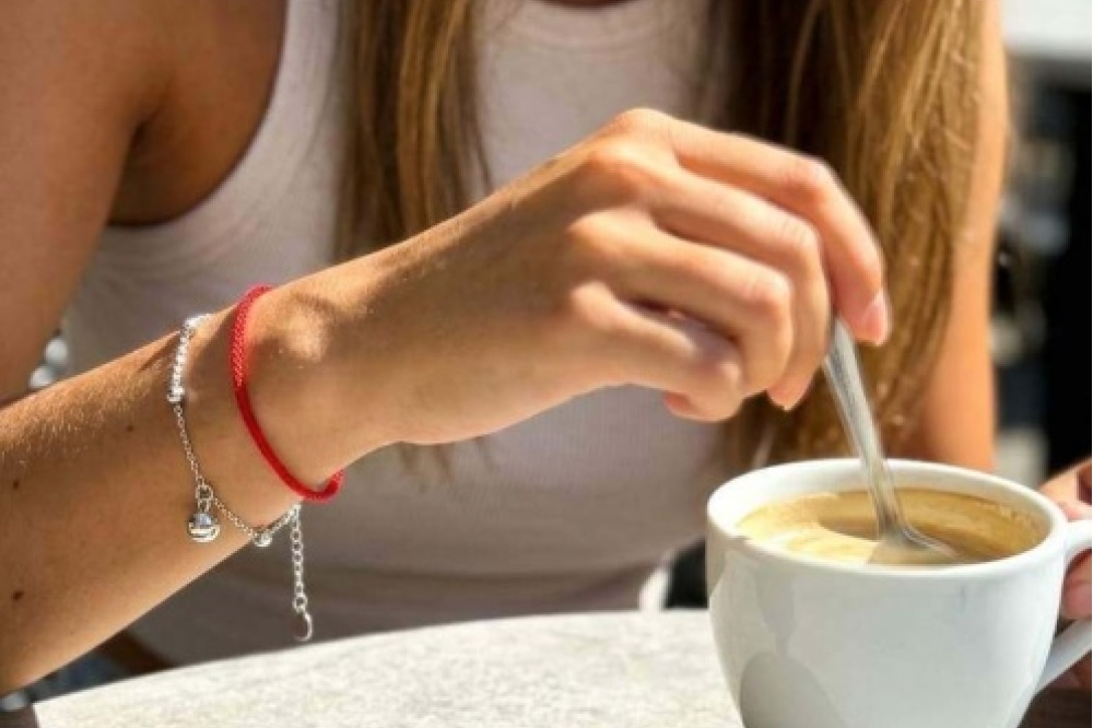 srebrna-pr-925-bransoletka-z-czerwonym-sznurkiem-kuleczki