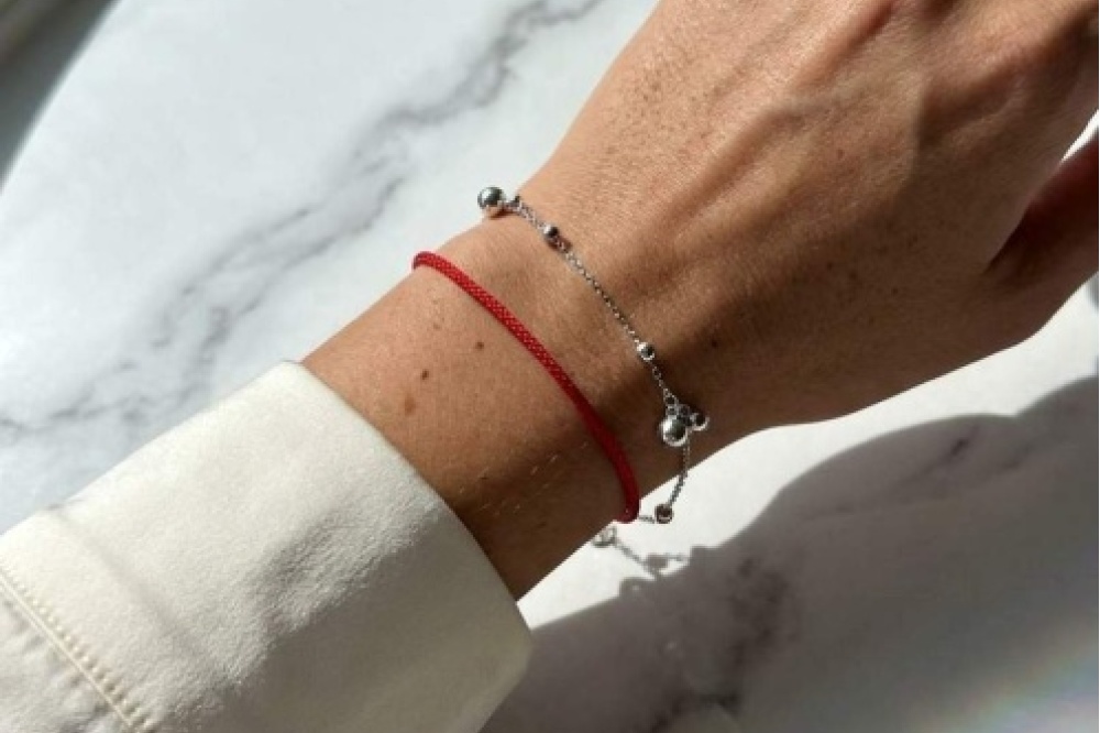srebrna-pr-925-bransoletka-z-czerwonym-sznurkiem-kuleczki